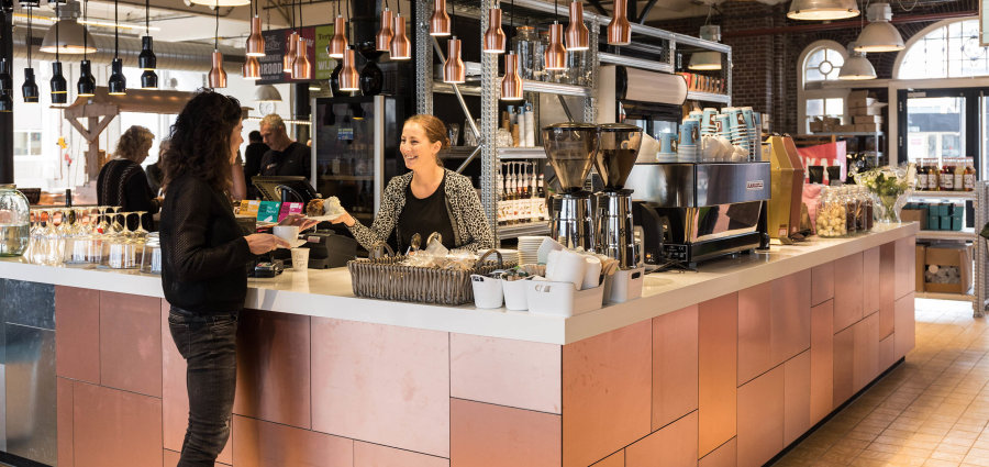 Coffee Shop Verskade uređen Zuiverovim visećim svjetiljkama Mora S Black i Copper 